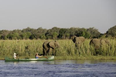 Wilderness Chikwenya – Canoeing 