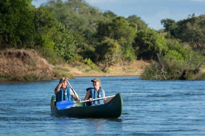 Wilderness Ruckomechi – Canoeing 